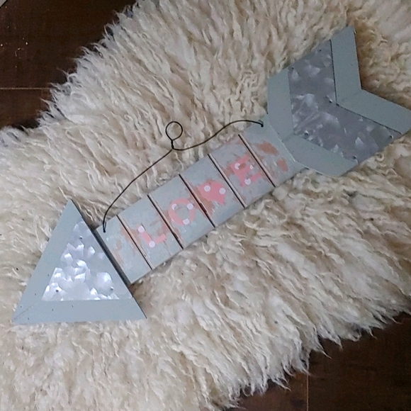 Rustic 'Love' arrow wall hanging - Picture 1 of 4